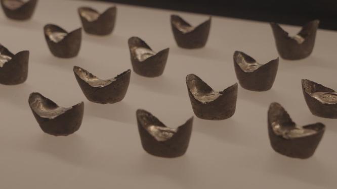 博物馆展览的古代元宝形状钱币