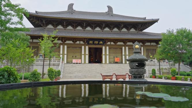 大雄宝殿和它水面的倒影