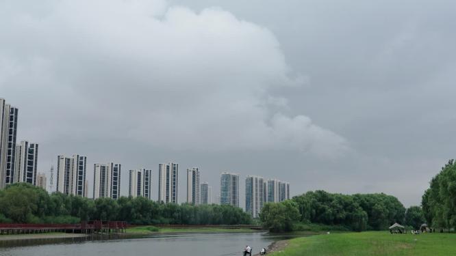 公园上空阴云密布