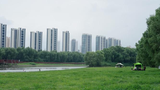 在河边搭帐篷露营钓鱼