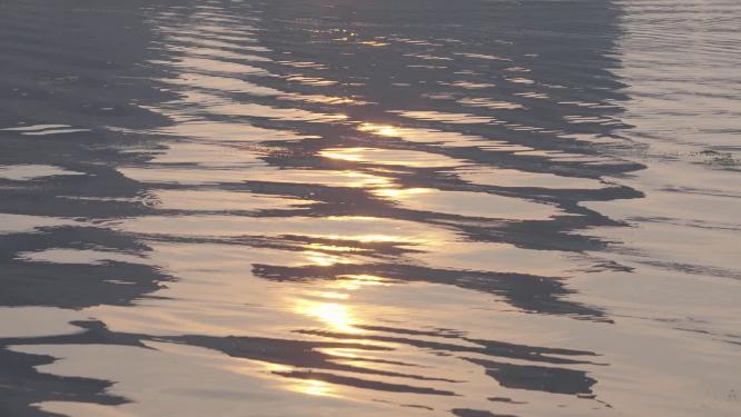 夕阳下的水面波光