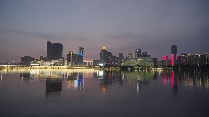 夜幕下浑河岸边的夜景和建筑