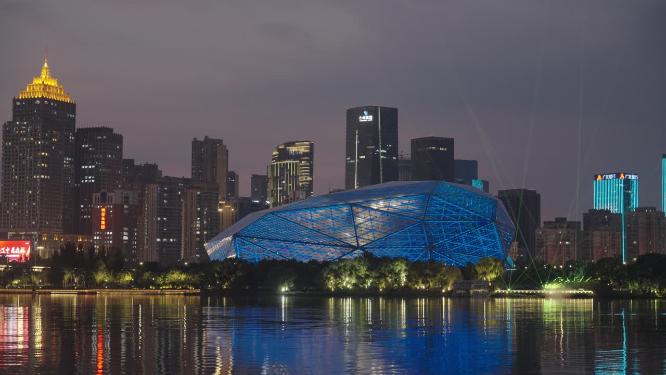 傍晚夜幕下的盛京大剧院