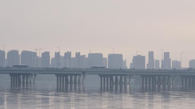 日落前浑河大桥上的车流
