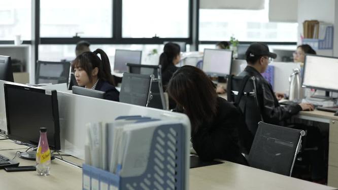 办公室工作人员认真工作升格镜头