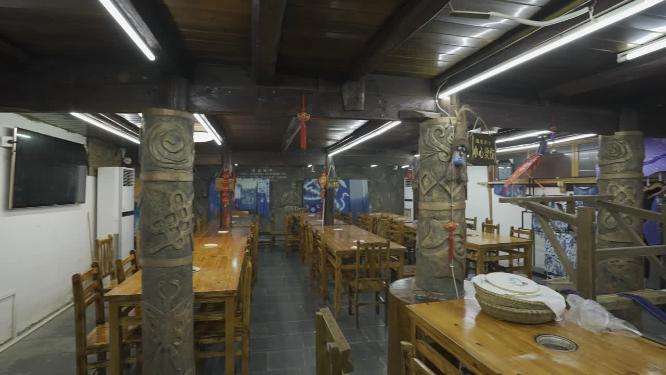 贵州西江千户苗寨苗族非遗蜡染挂饰娃娃染布