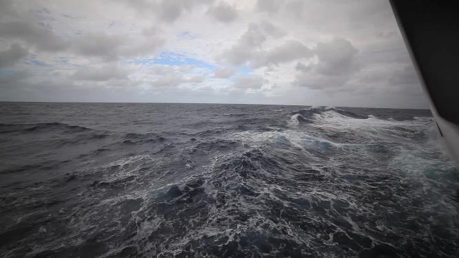 船舱看波涛汹涌的海面