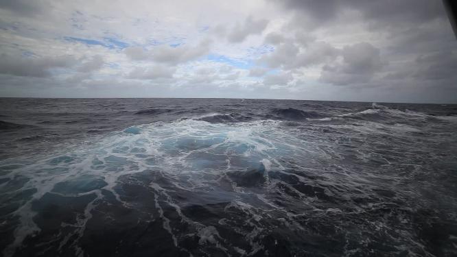 船行进中激起的海浪