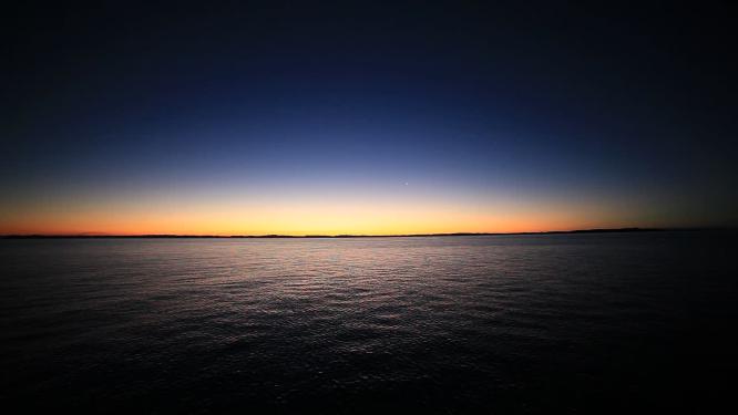 海上日出