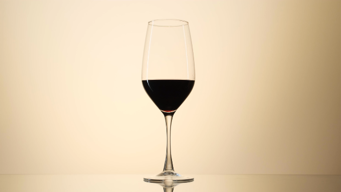 人从画面中拿走酒杯