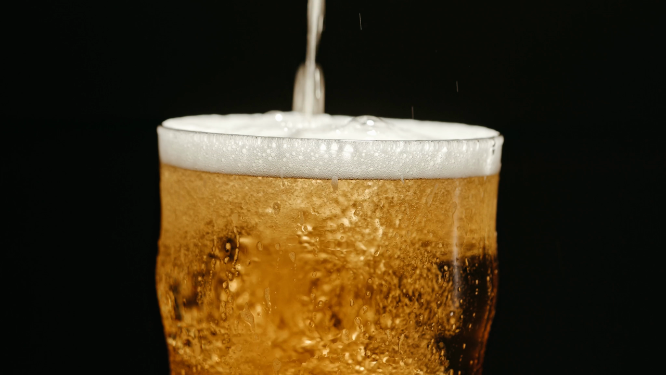 往杯子里倒啤酒