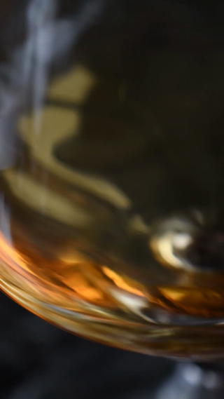 摇晃的酒杯