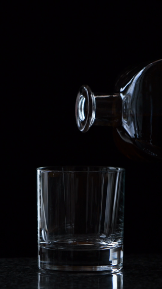 往酒杯里倒酒