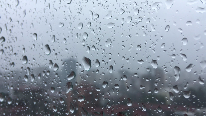 水滴素材：玻璃上的雨滴