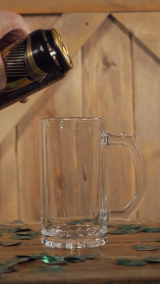 往酒杯里倒酒