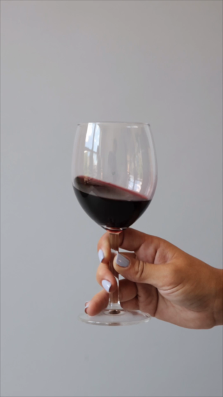 摇晃红酒杯