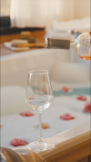 把酒倒进杯子的升格摄像