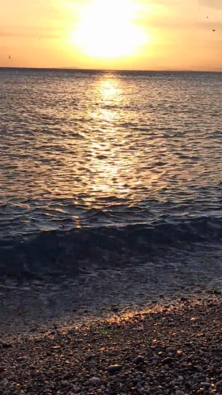 海边的落日映射在海面上