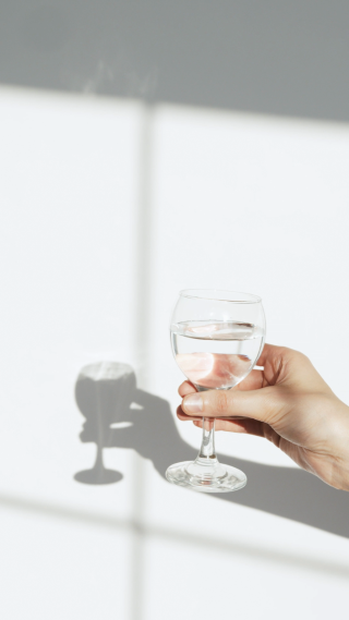 摇晃酒杯