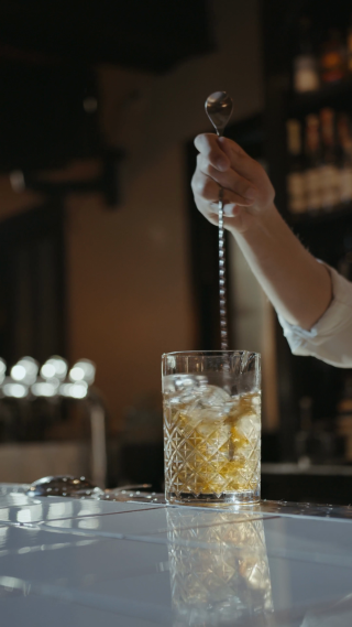 调酒师调配酒