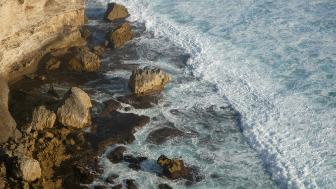 海水拍打岩石