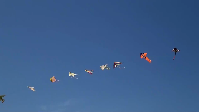 风筝在天空中飘扬
