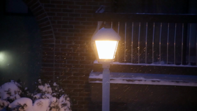 雪天夜晚的路灯