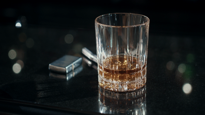 男人拿起酒杯