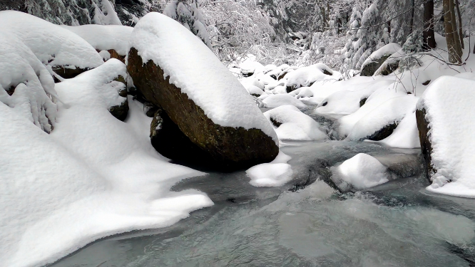 新疆河流雪景拍摄