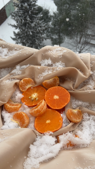 大雪纷飞下的静物拍摄 橘子
