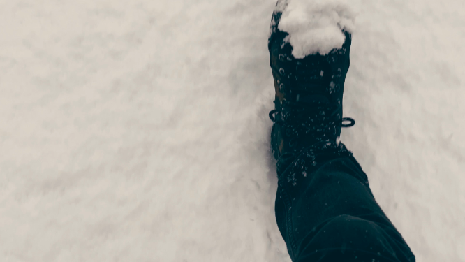 人在雪地上走路第一视角
