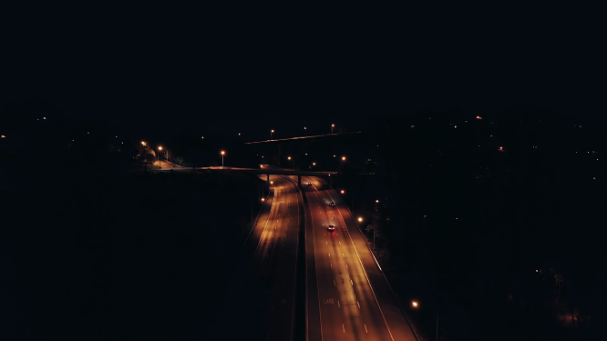 夜晚城市里车水马龙 