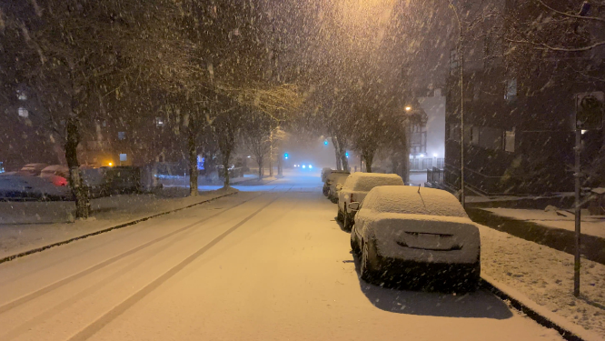 东北大雪纷飞的街头