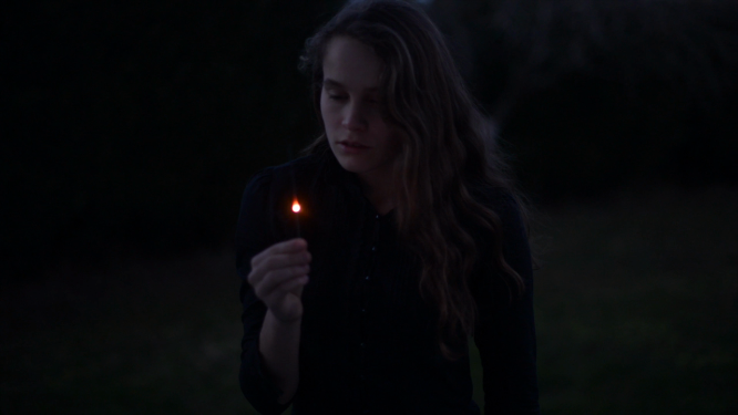 手持烟花棒的女性