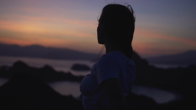 夕阳下的女性身影