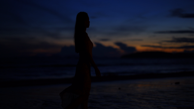 海边夕阳女性剪影