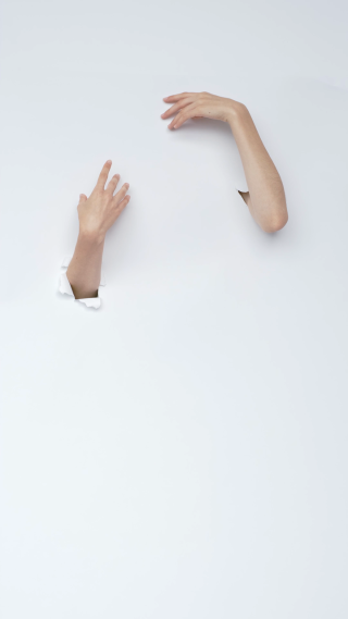 穿过白色墙壁的手