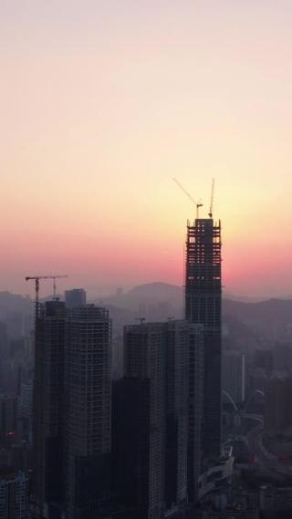 航拍城市清晨日出彩霞迷雾