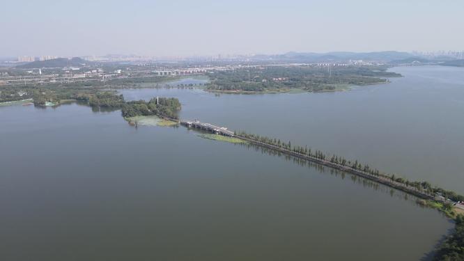 航拍武汉东湖湖中步道