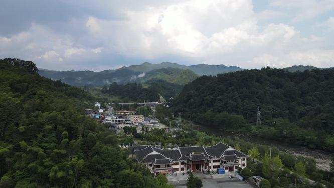 航拍大山美丽乡村