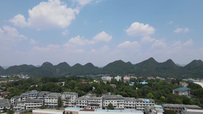 航拍连绵起伏的山峰