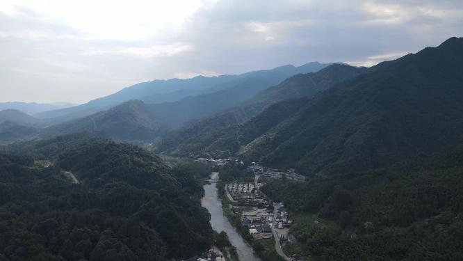 航拍大山美丽乡村