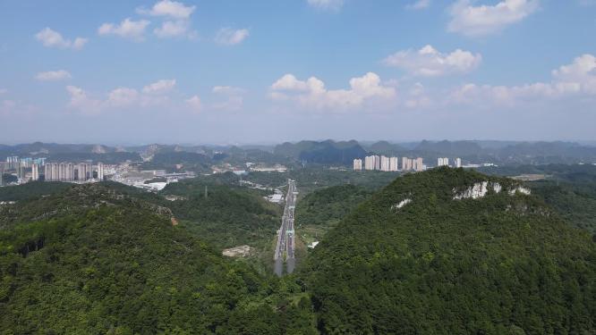 航拍大山中的公路高速路