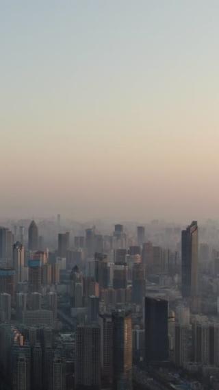 城市清晨迷雾航拍