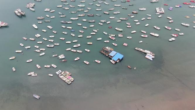 航拍海上游船