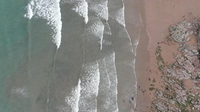 俯拍波涛海浪沙滩
