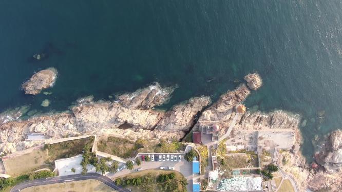 俯拍礁石海浪
