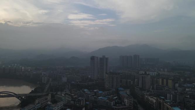 航拍城市清晨迷雾
