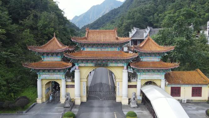 航拍贵州梵净山大门