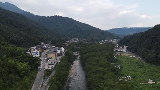 航拍大山中的公路高速路